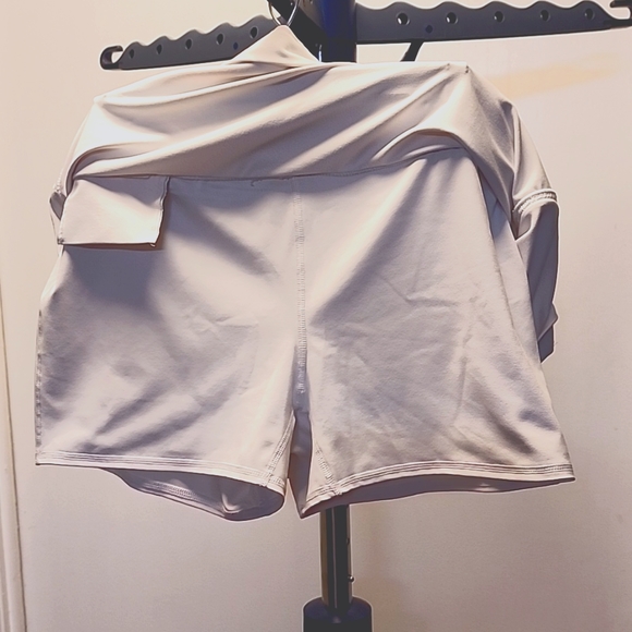 White tennis skirt with inner shorts and a key pocket - Picture 3 of 5